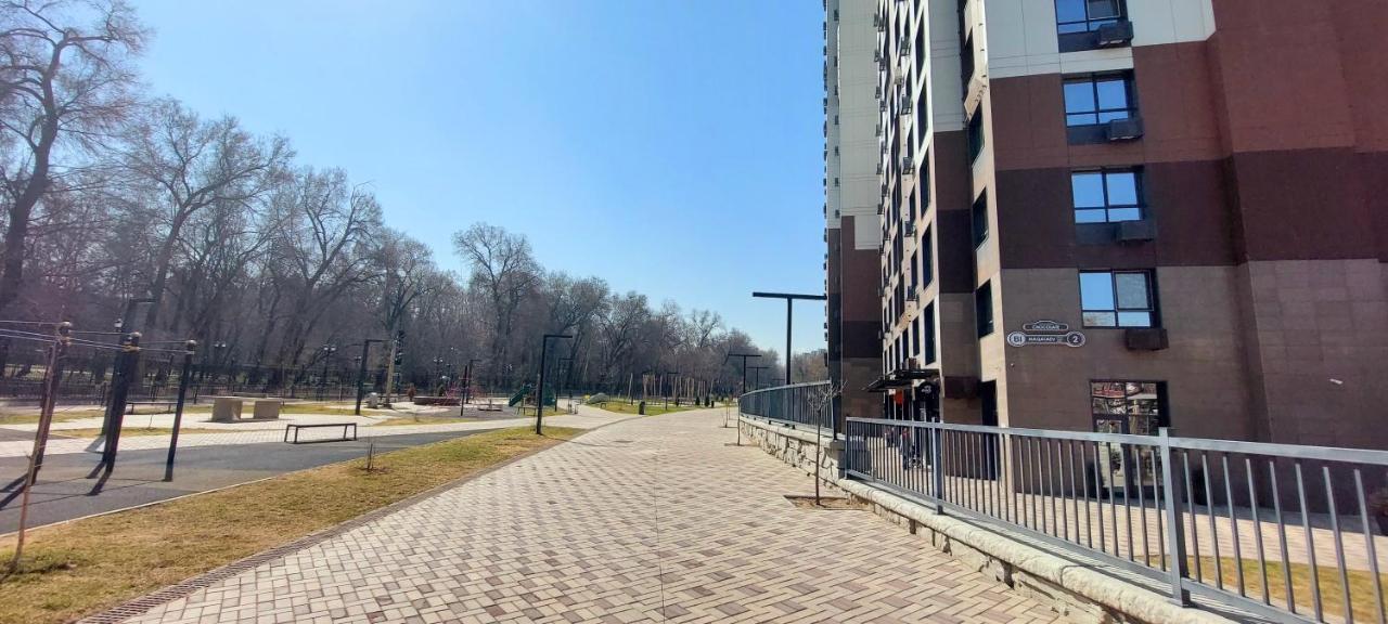 Уютная Стильная Квартира Возле Центрального Парка Горького! Apartment อัลมาตี ภายนอก รูปภาพ
